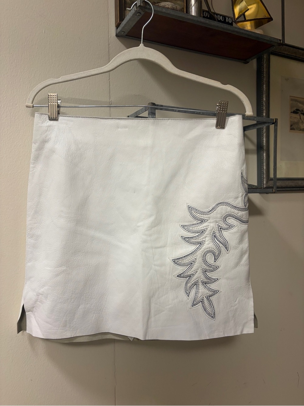 Kippys of Coronado Ménage A Trois
White Leather Embroidered Mini Skirt size 6